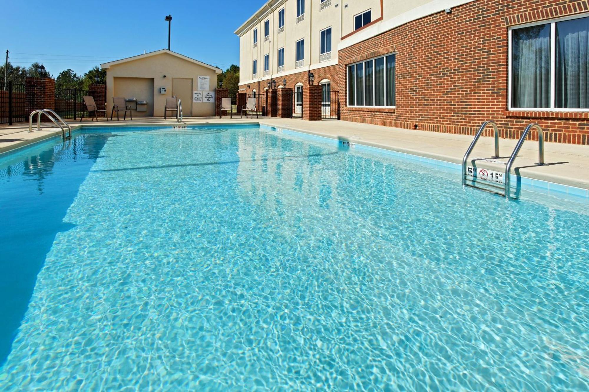 Holiday Inn Express Hotel & Suites Talladega By Ihg Exterior photo